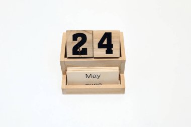 24 Mayıs 'ı gösteren ahşap daimi takvimin kapağını kapatın. Yakın çekim, beyaz bir arkaplanda izole edilmiş.