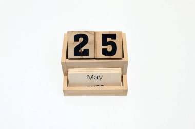 25 Mayıs 'ı gösteren daimi ahşap takvimi kapat. Yakın çekim, beyaz bir arkaplanda izole edilmiş.
