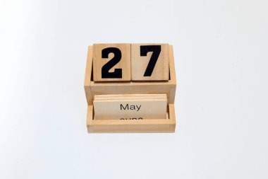 27 Mayıs 'ı gösteren ahşap daimi takvimin kapağını kapatın. Yakın çekim, beyaz bir arkaplanda izole edilmiş.