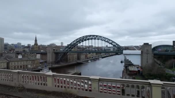 Newcastle Egyesült Királyság 2024 Kilátás Vonat Ablakából Miközben Átkelnek Tyne — Stock videók