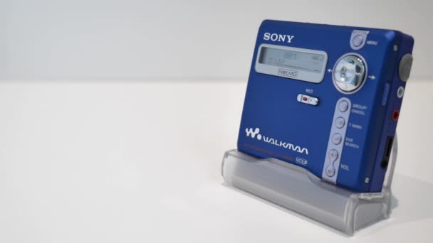 Bradford 2024 Retro Pulserende Blå Bærbare Sony Minidisc Afspiller Isoleret – Stock-video