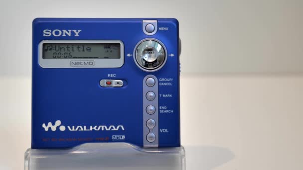 Bradford 2024 Retro Pulzující Modrý Přenosný Sony Minidisc Přehrávač Izolovaný — Stock video