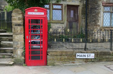 Haworth, UK 04 25 2024 Red K6 telefon kulübesi bir kitap değişim kütüphanesi olarak yeniden tasarlandı