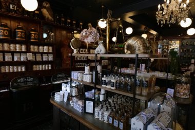 Haworth, Birleşik Krallık 04: 25 2024 İlginçlikler Kabinesi Viktorya dönemi eczane içini losyon ve sabun gösterisiyle restore etti