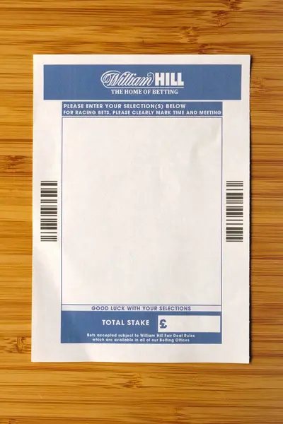 Bradford, UK 05 04 2024 Blank William Hill bahis fişi soluk tahta bir arka planda