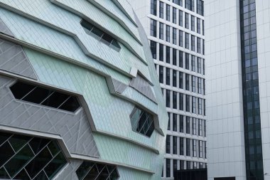 Leeds, UK 05 08 2024 Leeds First Direct Arena 'nın köşesinde diğer modern binalar arka planda. Eğlence merkezi şehrin merkezindedir..