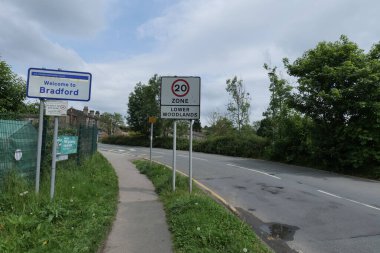 Bradford, UK 05 21 2024 Bradford tabelasına hoş geldiniz. Ayrıca Lower Woodlands 20 mil hız alanına giriyorsunuz.