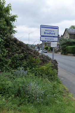 Bradford, UK 05 21 2024 Greengates 'teki Bradford tabelasına hoş geldiniz. Yolun kenarında çiçek açmayan beni unutun..