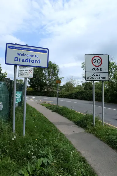 Bradford, UK 05 21 2024 Bradford tabelasına hoş geldiniz. Ayrıca Lower Woodlands 20 mil hız alanına giriyorsunuz.