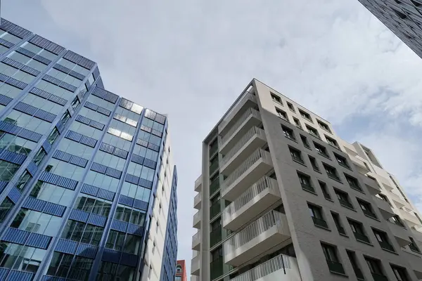 Londra, İngiltere 08: 27 2024 Londra 'nın merkezinde Granary Meydanı ve Kings Cross yakınlarında inşa edilen modern Capella apartmanlarına bakıyoruz.. 