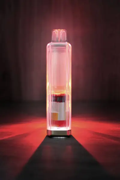 Tek kullanımlık elektronik sigara tüpü metal kaplamasından çıkarılmış ve iç bileşenleri göstermek için arka ışıklandırılmış. Altta pil ve şarj göstergesi, üstte sünger köpüğü var.