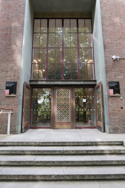 Londra, İngiltere 08: 27. 2024 Londra Üniversitesi Eczacılık Fakültesi Dekoratif kapıları ve cam avlu pencereli girişi