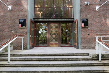 Londra, İngiltere 08: 27. 2024 Londra Üniversitesi Eczacılık Fakültesi Dekoratif kapıları ve cam avlu pencereli girişi