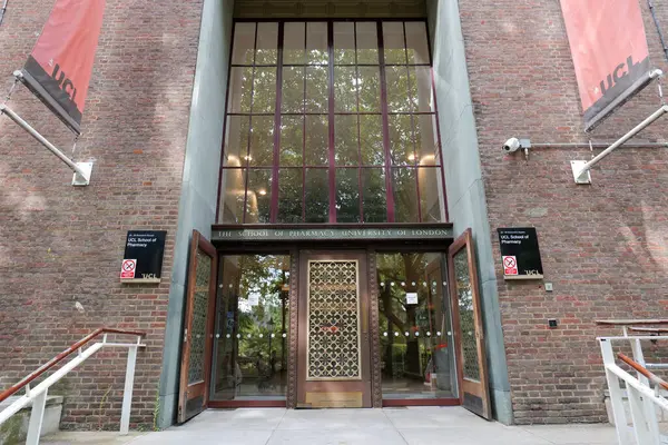 Londra, İngiltere 08: 27. 2024 Londra Üniversitesi Eczacılık Fakültesi Dekoratif kapıları ve cam avlu pencereli girişi