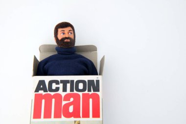 Bradford, UK 09: 30 2024: İngiliz üretici Palitoy 'un 1970' lerden kalma Action Man Adventurer oyuncağı. Kutusundan dışarı bakarken yakın çekim yapmış.