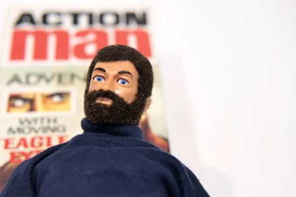 Bradford, UK 09: 30 2024: İngiliz üretici Palitoy 'un 1970' lerden kalma Action Man Adventurer oyuncağı. Kutusunun önünde yakın çekim yapılmış.