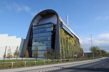 Leeds, Birleşik Krallık 10 24 2024 Geri Dönüşüm ve Enerji Kurtarma (RERF) tesisi Leeds 'in varoşlarında. Atıkları elektriğe dönüştürüyor ve çöpleri geri dönüştürüyor. Sitenin binanın yan tarafında canlı bir duvarı var.. 