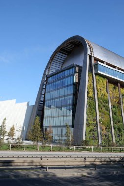 Leeds, Birleşik Krallık 10 24 2024 Geri Dönüşüm ve Enerji Kurtarma (RERF) tesisi Leeds 'in varoşlarında. Atıkları elektriğe dönüştürüyor ve çöpleri geri dönüştürüyor. Sitenin binanın yan tarafında canlı bir duvarı var.. 