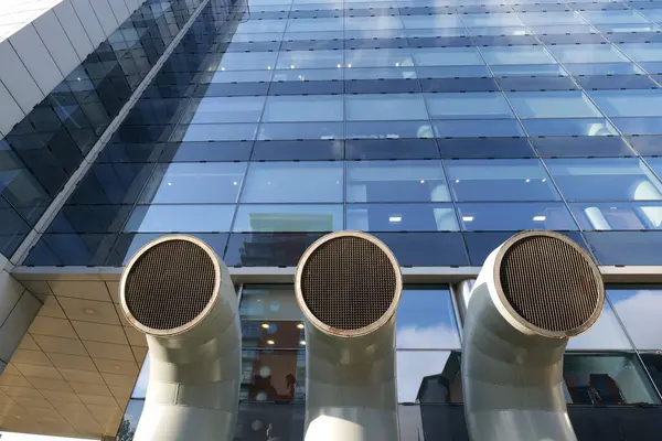 Leeds, Birleşik Krallık 10: 24 2024 Geniş kıvrımlı hava delikleri şehir merkezindeki modern cam ofis bloğundan.