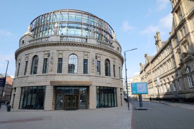 Leeds, İngiltere 10: 24 Kanal 4 TV şirketinin şubesi şu anda şehrin merkezindeki Majestic binasında.