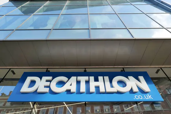 Leeds, Birleşik Krallık 10 24 2024 dekatlon spor mağazası tabelası şehrin girişinin üstünde..