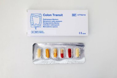 Bradford, UK 10 31 2024 kolon transit radyoaktif kapsüller veya işaretleyiciler büyük kase veya kolon üzerinden gıda ne kadar hızlı geçer belirlemek için kullanılır.