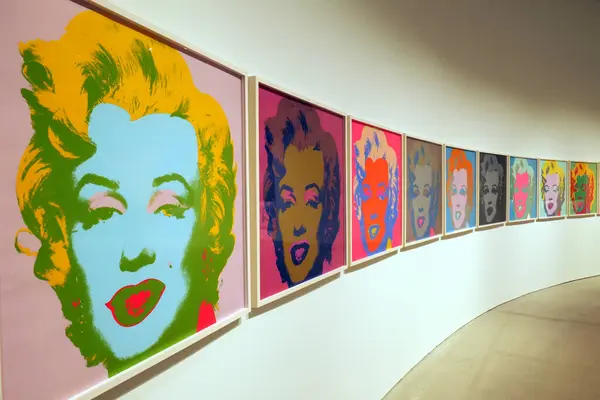Aarhus, Danimarka 106 2024 Marilyn Monroe ekran baskıları Andy Warhol tarafından soluk kıvrımlı bir duvara dizildi