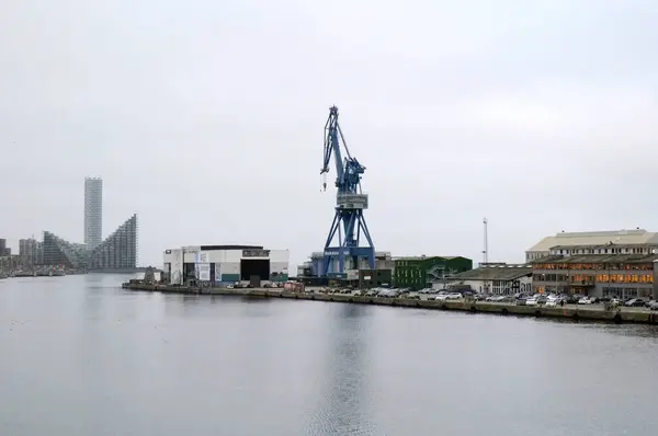 Aarhus, Danimarka 106 2024 Aarhus limanı ortasında Dok800 vinç ile. Bulutlu, gri bir günde fotokopi alanı için yer açarak çekildi.