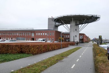 Aarhus, Danimarka 108 2024 Aarhus Üniversitesi Hastanesi 'ne bisiklet yolları ve patikalarla bağlı büyük gri bir helikopter pisti..