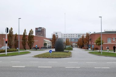 Aarhus, Danimarka 11: 08 2024 Aarhus Üniversitesi Hastanesi 'nin gri bulutlu bir günde girişi. Ana AUH kulesi diğer hastane binalarının arka planında görülebilir..