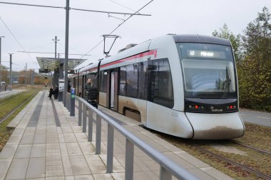 Aarhus, Danimarka 108: 2024 An Aarhus hafif rayları (Aarhus Letbane) Üniversite Hastanesi istasyonunda durur..
