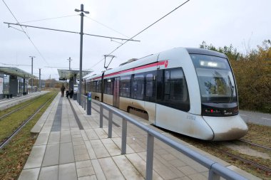 Aarhus, Danimarka 108: 2024 An Aarhus hafif rayları (Aarhus Letbane) Üniversite Hastanesi istasyonunda durur..