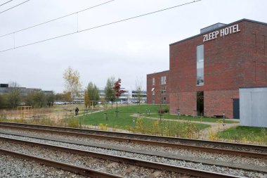 Aarhus, Danimarka 108 2024 Skejby 'deki Zleep Oteli Aarhus tren yolunun (Letbane) karşısında görüldü..