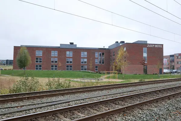 Aarhus, Danimarka 108 2024 Skejby 'deki Zleep Oteli Aarhus tren yolunun (Letbane) karşısında görüldü..