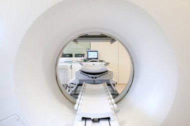 Aarhus, Danimarka 108 2024 SPECT tarayıcısının merkez halkasında hastanın diğer tarafta yattığı yere bakıyor..