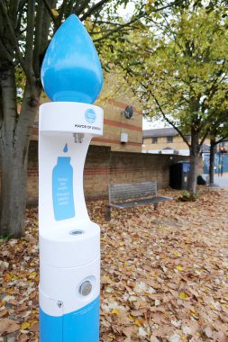 Londra, İngiltere 11: 09 2024 Thames Water ve Londra Belediye Başkanı sponsorluğunda Londra sokaklarında su doldurma musluğu. Burada, sonbaharda yerde yapraklarla görüldü..