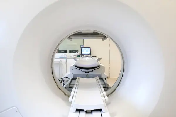 Aarhus, Danimarka 108 2024 SPECT tarayıcısının merkez halkasında hastanın diğer tarafta yattığı yere bakıyor..