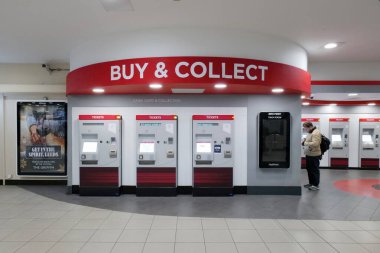 Leeds, İngiltere 11.2024 tren bileti makineleri şehrin merkezindeki Leeds tren istasyonunun satın alma ve toplama noktasında dizildi..