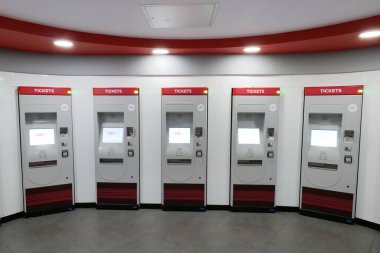 Leeds, UK 12 11 11 2024 Kırmızı LNER self servis tren bileti satırı dokunmatik ekran ekranlı.