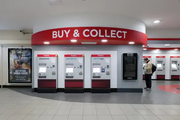 Leeds, İngiltere 11.2024 tren bileti makineleri şehrin merkezindeki Leeds tren istasyonunun satın alma ve toplama noktasında dizildi..