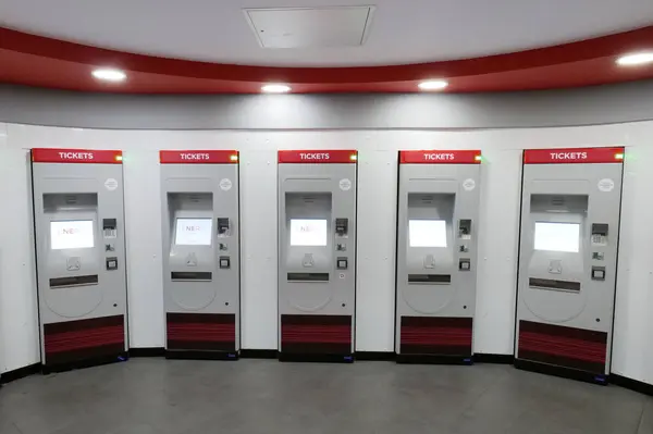 Leeds, UK 12 11 11 2024 Kırmızı LNER self servis tren bileti satırı dokunmatik ekran ekranlı.