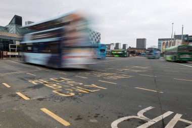 Leeds otobüs durağına çift katlı bir otobüs geliyor. Aracın hareketini göstermek için uzun süre maruz kalmış. Leeds, UK 02 14 2025