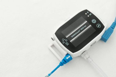 Bradford, İngiltere, 7 Temmuz 2025: Uyku çalışmalarında kullanılan Somnotouch Resp ECO uyku monitörü nefes alma, hava akışı ve horlama, uyku apnesi teşhisine yardımcı olmak için kullanılır.