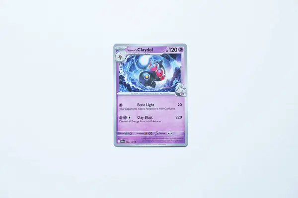 Steven 'ın Claydol pokemonu beyaz bir arka planda çekilmiş. Bradford, İngiltere, 10 Haziran 2025