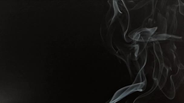 슬로우 모션에서 추상적인 가벼운 배경에 차가운 4K의 Smoke — 비디오