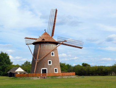 Kırsalda yel değirmeni 