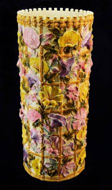 Siyah arkaplanda güzel bir vazo. 