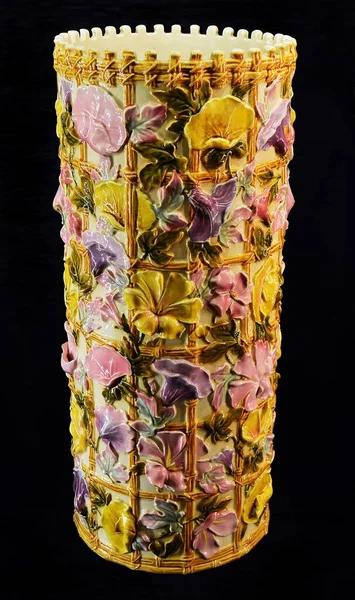 Siyah arkaplanda güzel bir vazo. 