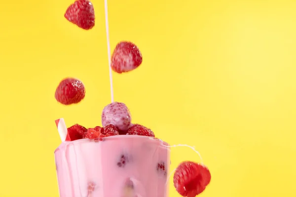 健康的夏季饮品 浆果奶昔或冰沙 — 图库照片
