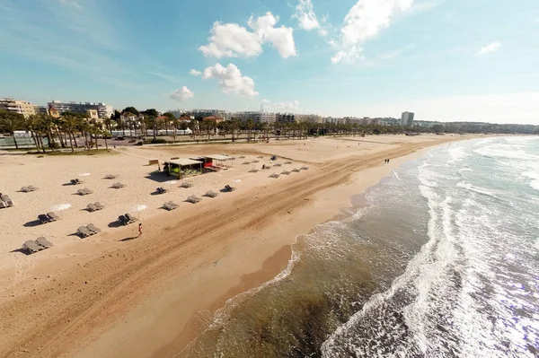 Akdeniz 'deki kumsalın insansız hava aracı görüntüleri.